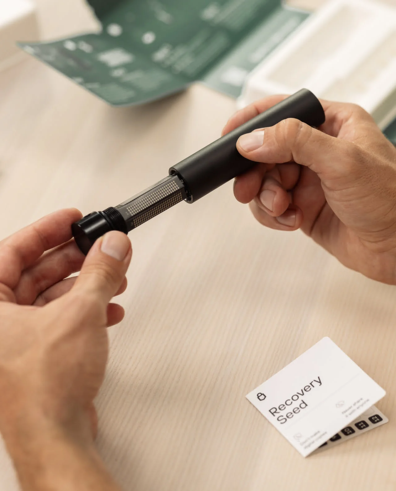 Trezor Keep Metal внутри устройства