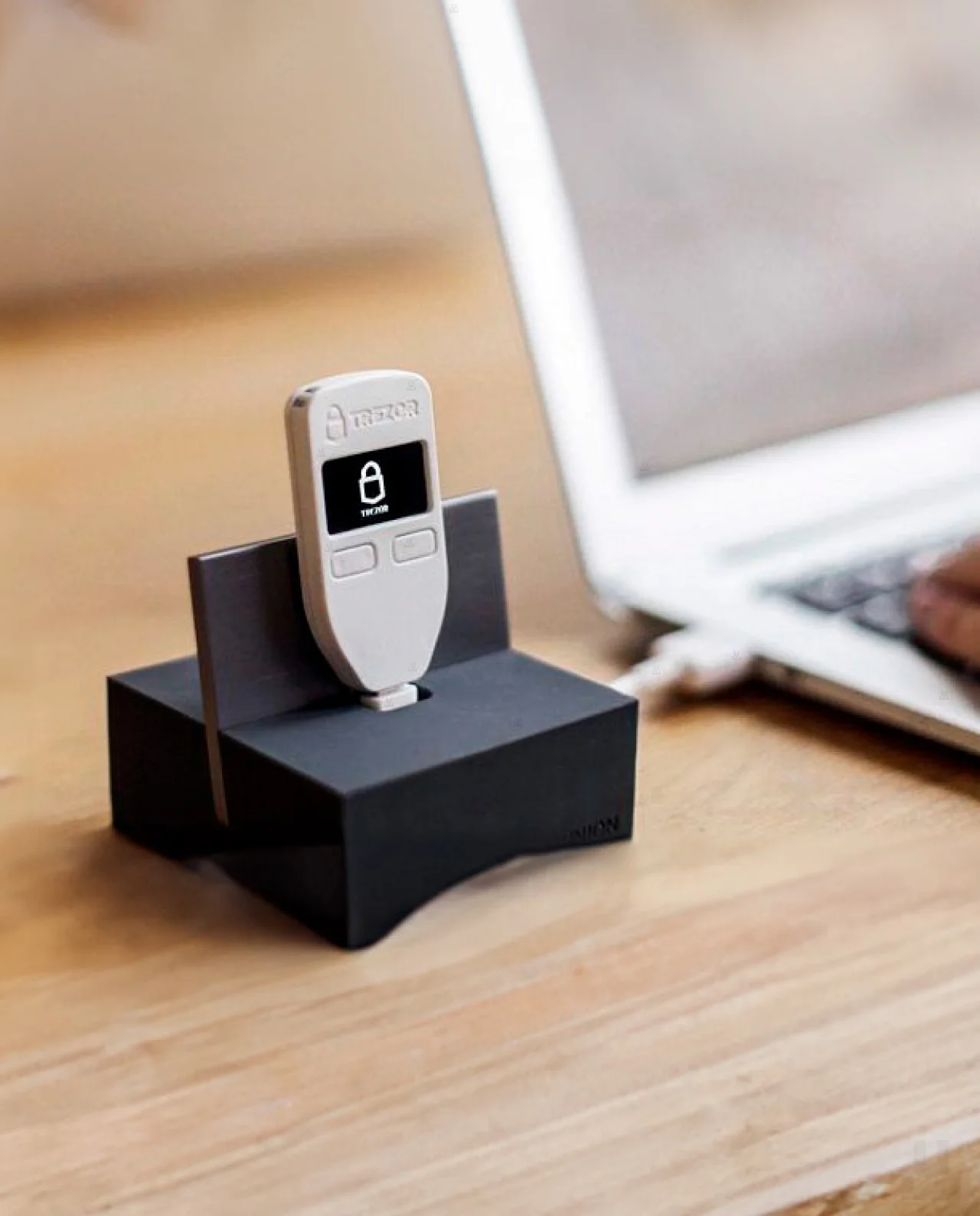 Trezor One підключається до ноутбука