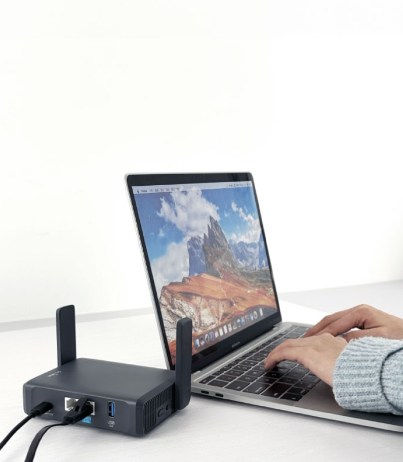 GL.iNet Slate 7 (GL-BE3600) 16 Slate 7 router connected to the laptop