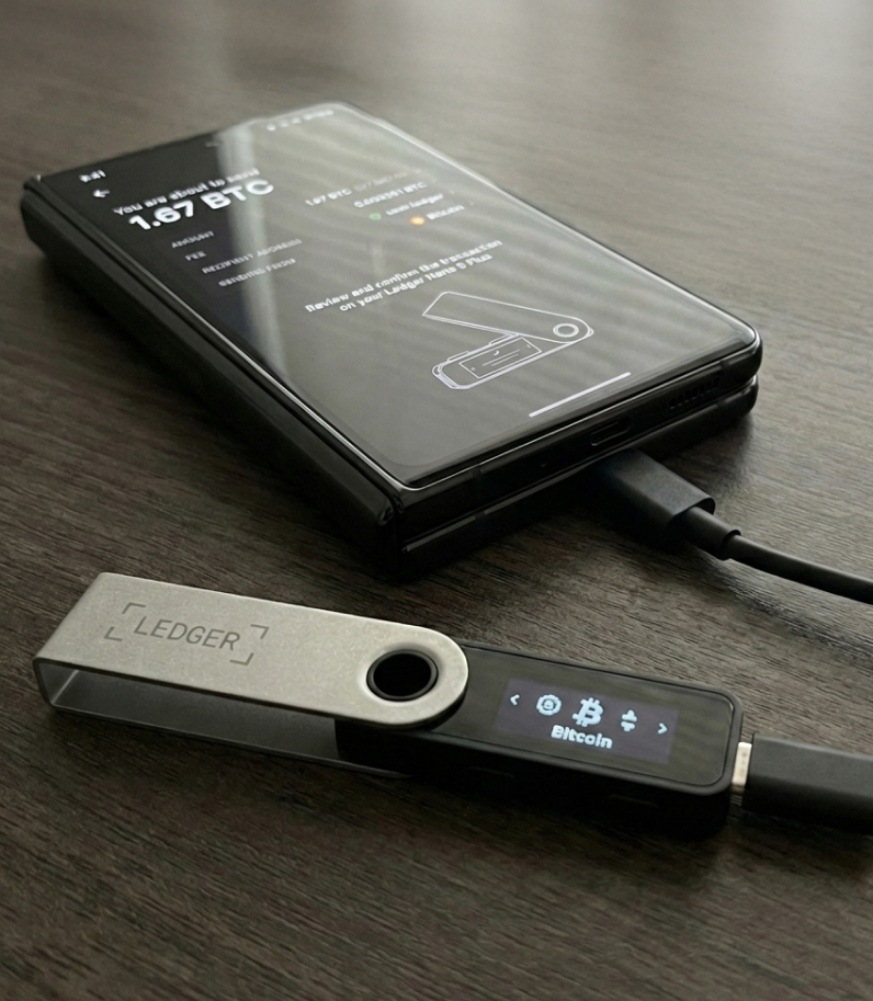 Ledger Nano S Plus Oxidate Green 9 Ledger Nano S Plus на столе рядом с ноутбуком и смартфоном