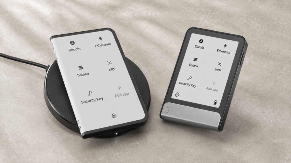 Ledger Stax на бездротовій зарядці Qi поруч із Ledger Flex для блоку про батарею